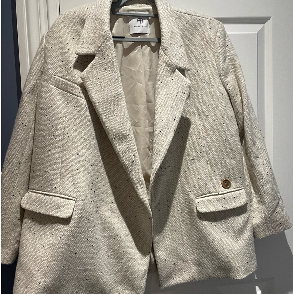 Annie Bing beige blazer